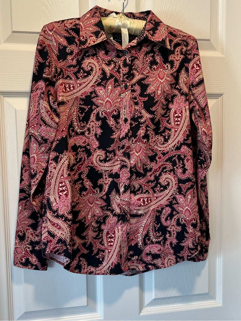 Chaps Long Sleeve Button Down blouse.
Size: Small
Main Color: Black and Pink